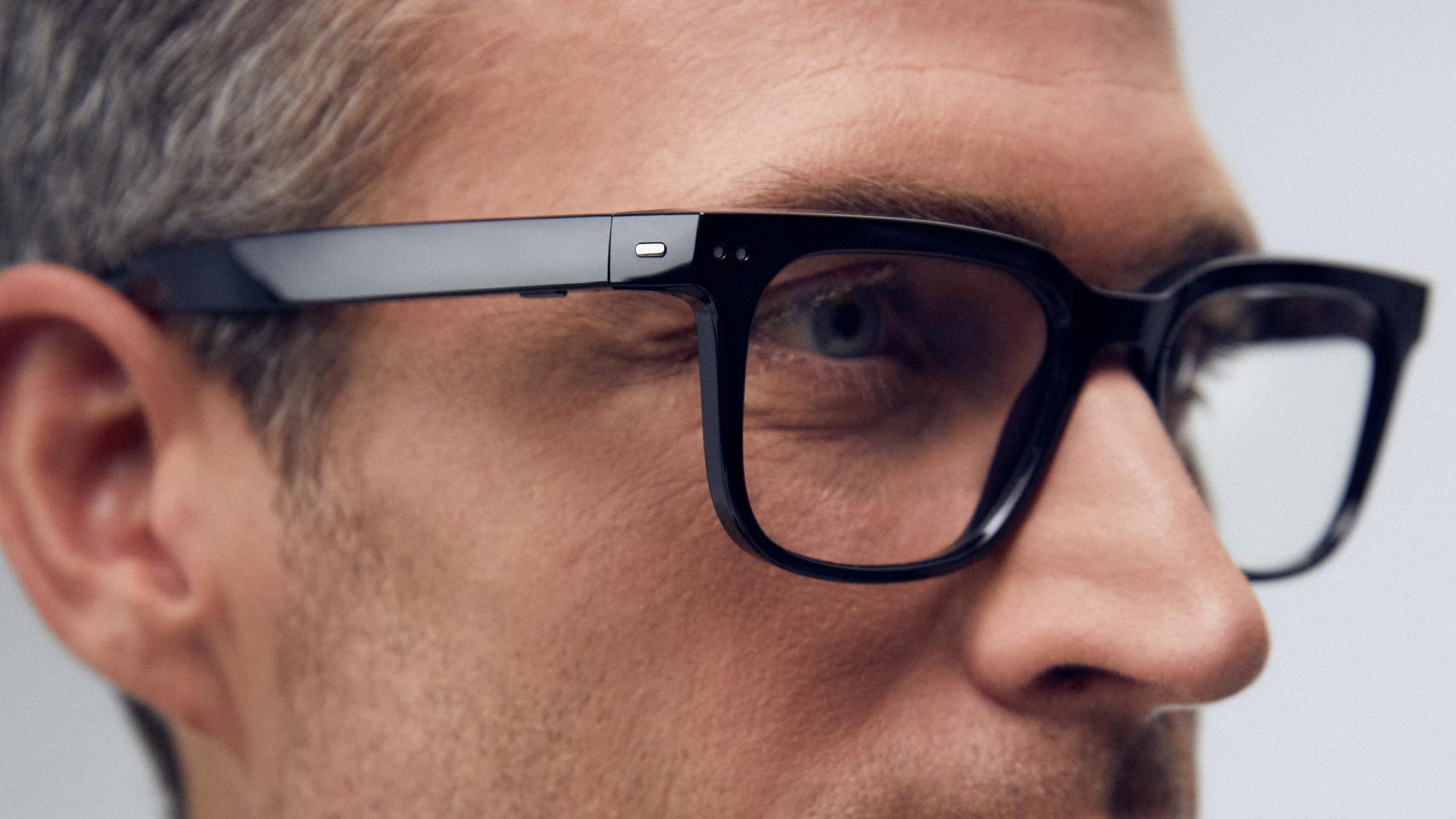 Adiós a los audífonos: estas gafas inteligentes con IA y altavoces en su montura luchan contra la pérdida de audición