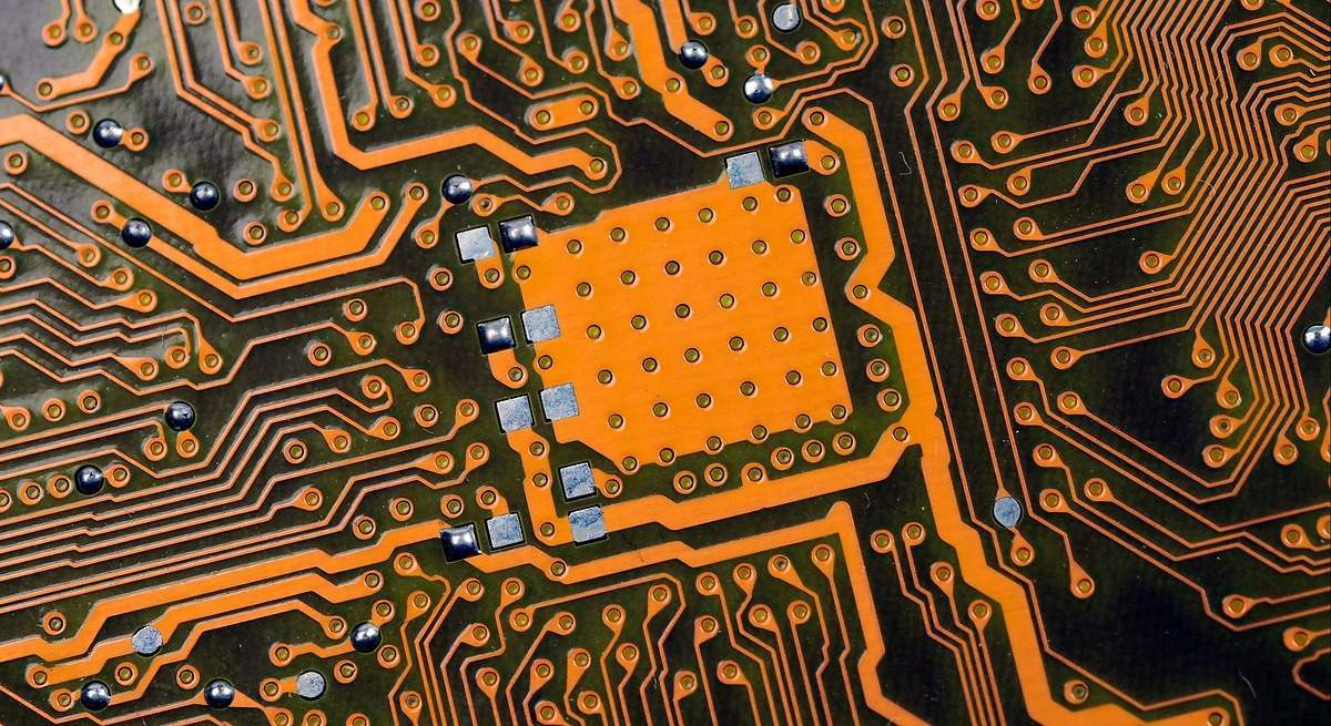 Los semiconductores empiezan 2026 por todo lo alto en bolsa y con un potencial alcista del 12%