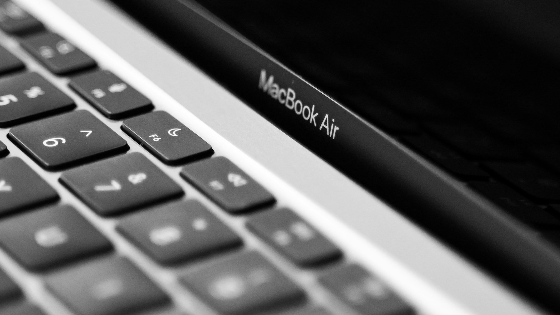 Este MacBook Air M1 detuvo un fragmento de artillería y siguió funcionando